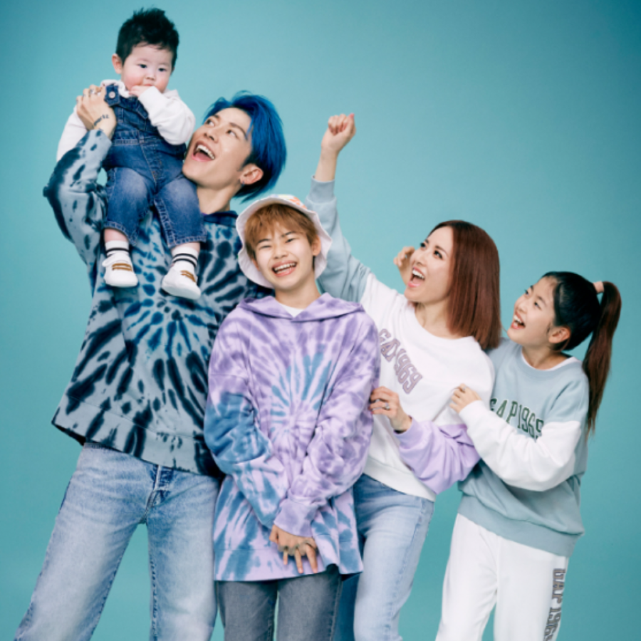 MIYAVI家族　本人と妻、子供3人の写真