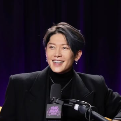 MIYAVI 笑顔の顔 服は黒