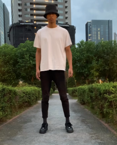 澤井一希 全身写真 帽子かぶっている写真