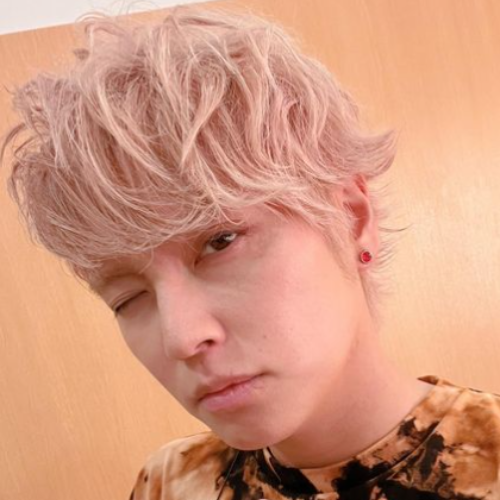 手越祐也がウィンクしている顔写真