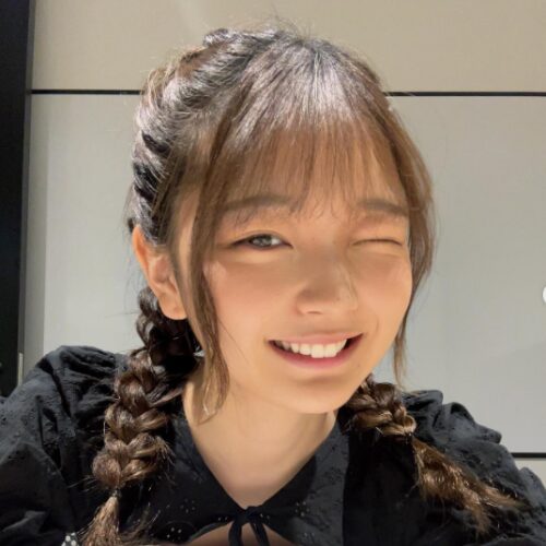 福留光帆　ウィンクしている顔画像