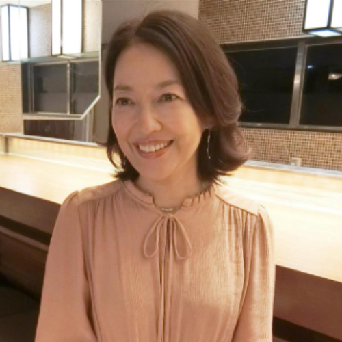 羽田美智子 アップ画像 笑顔 ベージュのブラウス