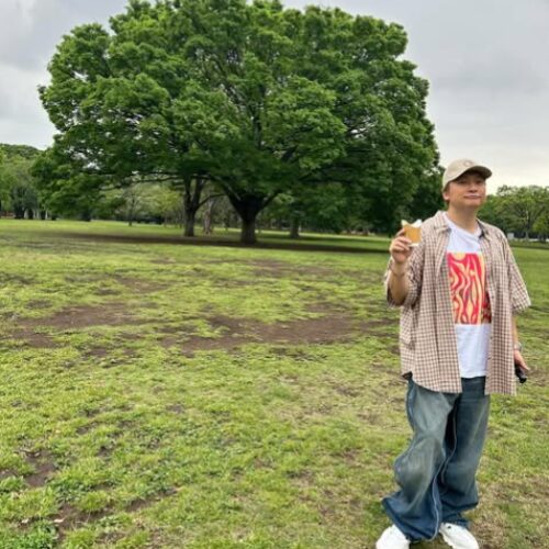 木の前の香取慎吾