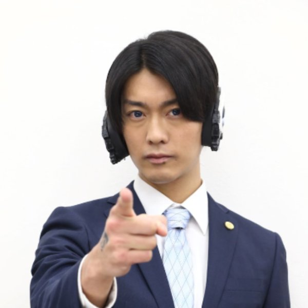 指を指している南圭介