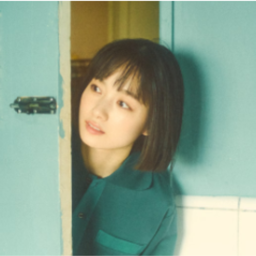ドアから覗いているTOMOOの顔