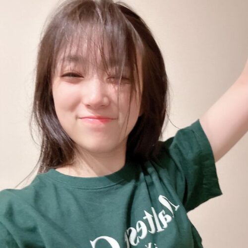 矢吹奈子の笑っている写真
