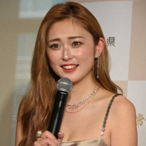 ゆうちゃみ 顔画像 マイク持っている